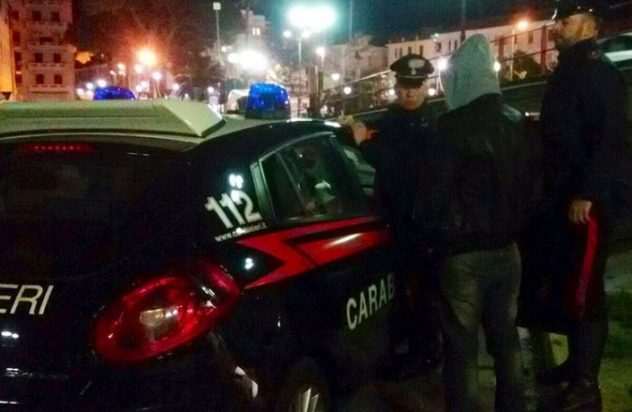Ferentino, in auto con il crak durante il coprifuoco, aggredisce carabinieri: arrestato