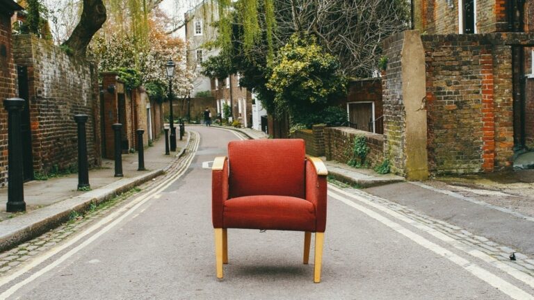 Stooping - sedia rossa in strada