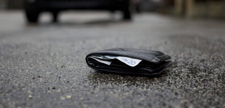 Frosinone – Trova un borsello con 500 euro e lo restituisce al proprietario
