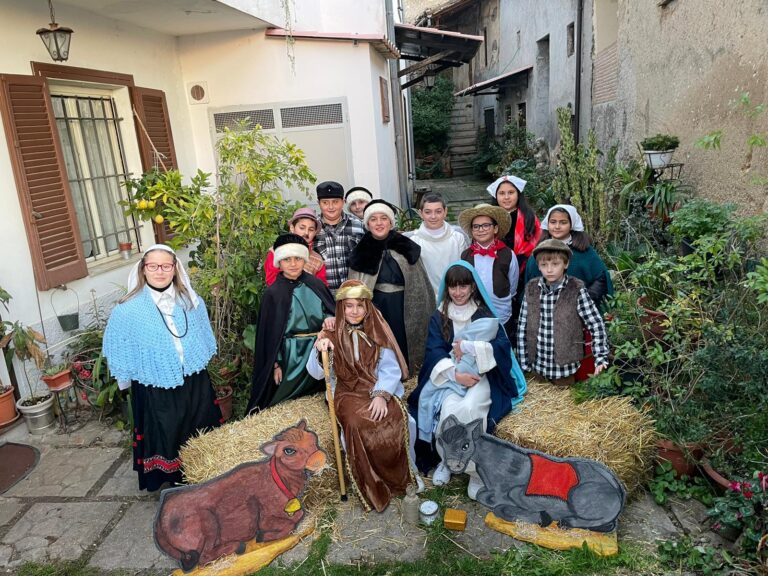 La magia del Natale resa ancora più emozionante dal Presepe Vivente dei bambini della primaria Santa Francesca