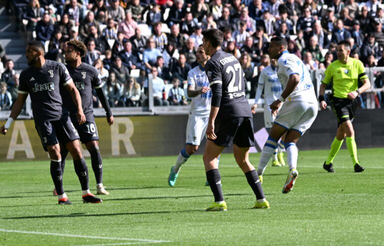 La Juventus supera il Frosinone solo nel finale: finisce 3-2