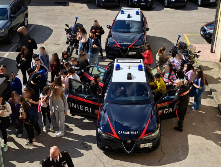La scuola Secondaria di I Grado Aldo Moro visita i Carabinieri di Frosinone