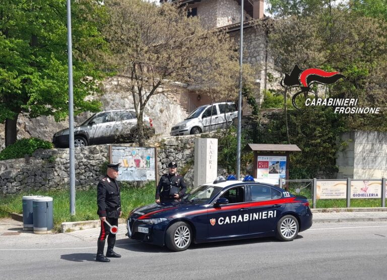 Senza patente tenta di eludere il controllo e poi aggredisce i Carabinieri