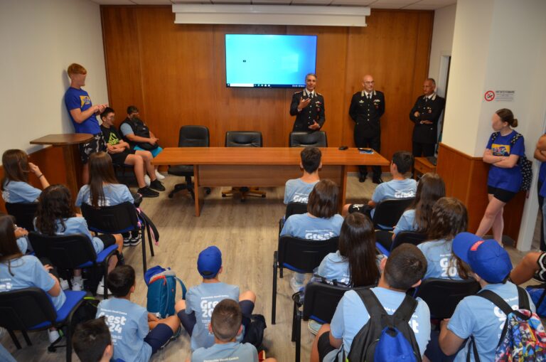 Il gruppo estivo delle parrocchie di Veroli centro visita i Carabinieri di Frosinone
