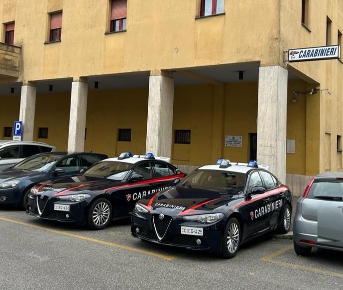 Rissa al bar, poi spintoni e pugni ai carabinieri: tre arresti, fra loro anche due fratelli. I particolari