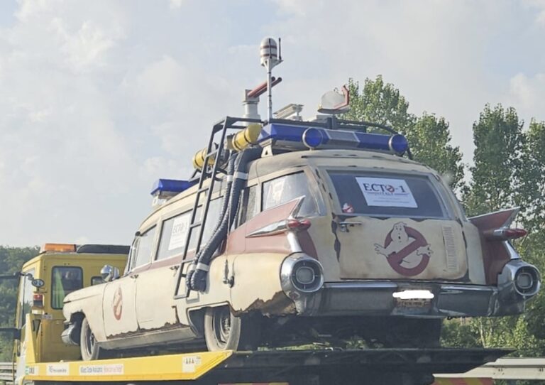 In viaggio con la macchina dei Ghostbusters: multa salata e patente ritirata