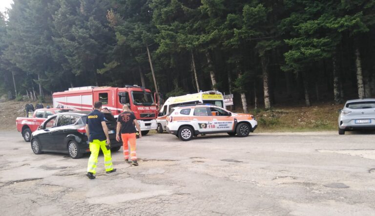 Padre e figlio mangiano funghi velenosi durante un’escursione e rischiano la vita: volo in ospedale con un’eliambulanza