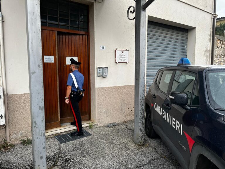 Prende a schiaffi il cliente di un bar e poi si oppone ai carabinieri, ferendoli: arrestato un 43enne