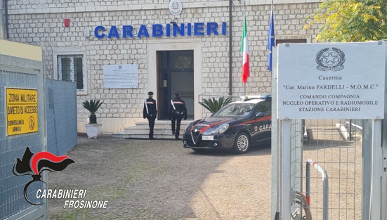 Tenta di raggiungere l’ex compagna, che riesce a sfuggirgli: arrestato dopo essere stato rintracciato dai carabinieri